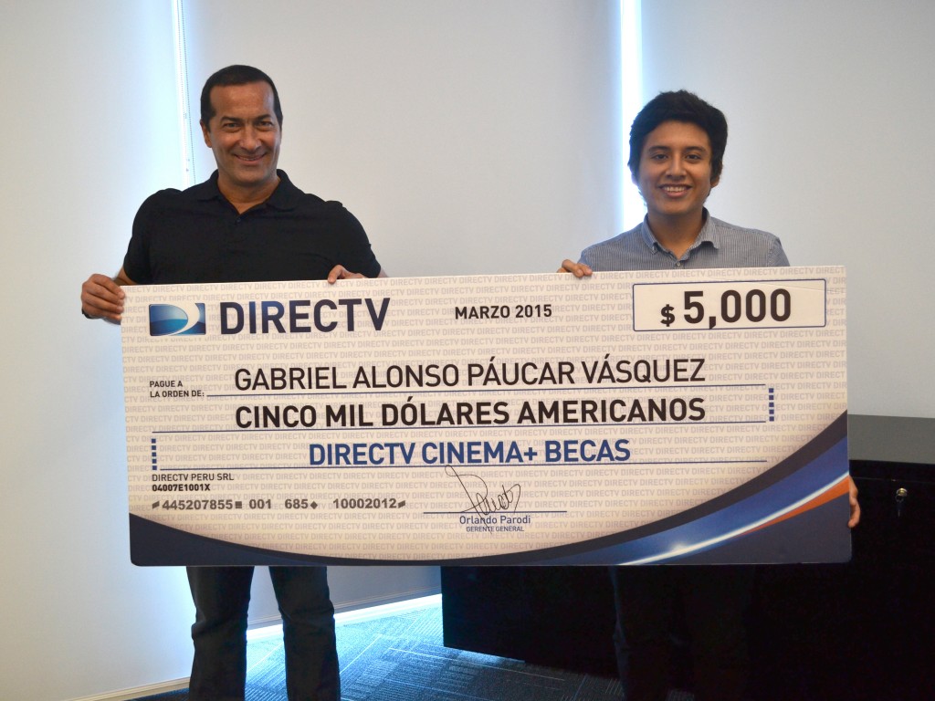 Orlando Parodi, GG de DIRECTV, entregando beca a Gabriela Paucar