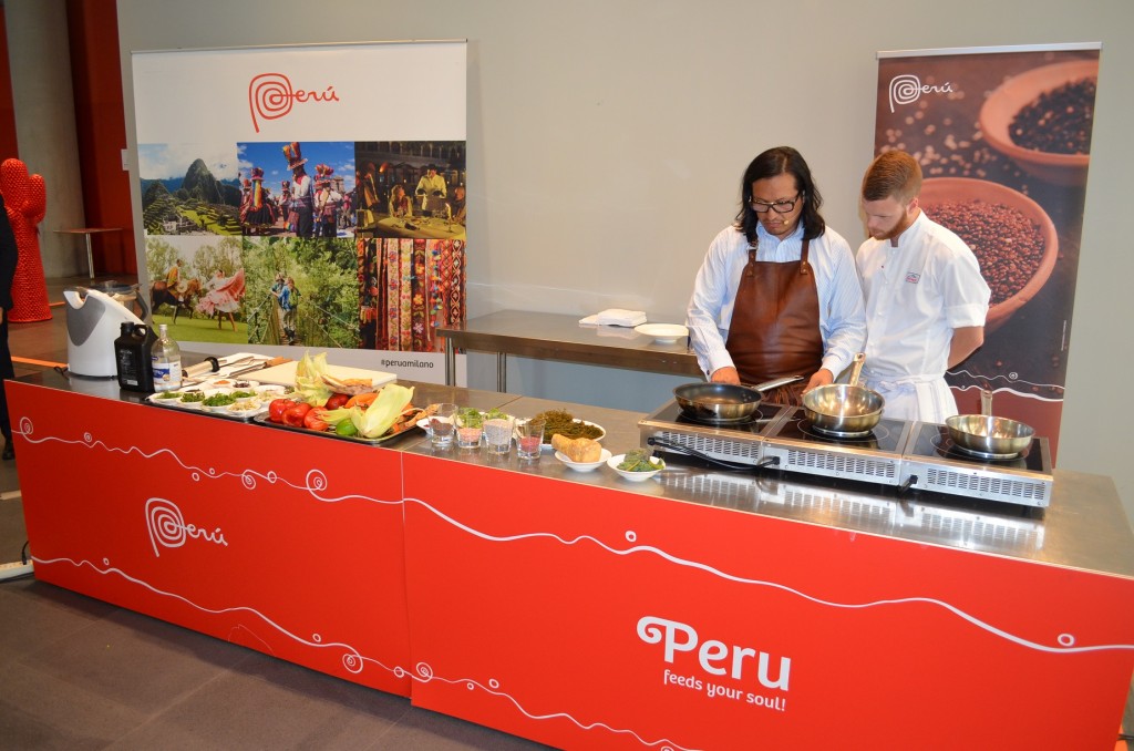 Chef peruano Edgardo Umeres junto a su asistente.